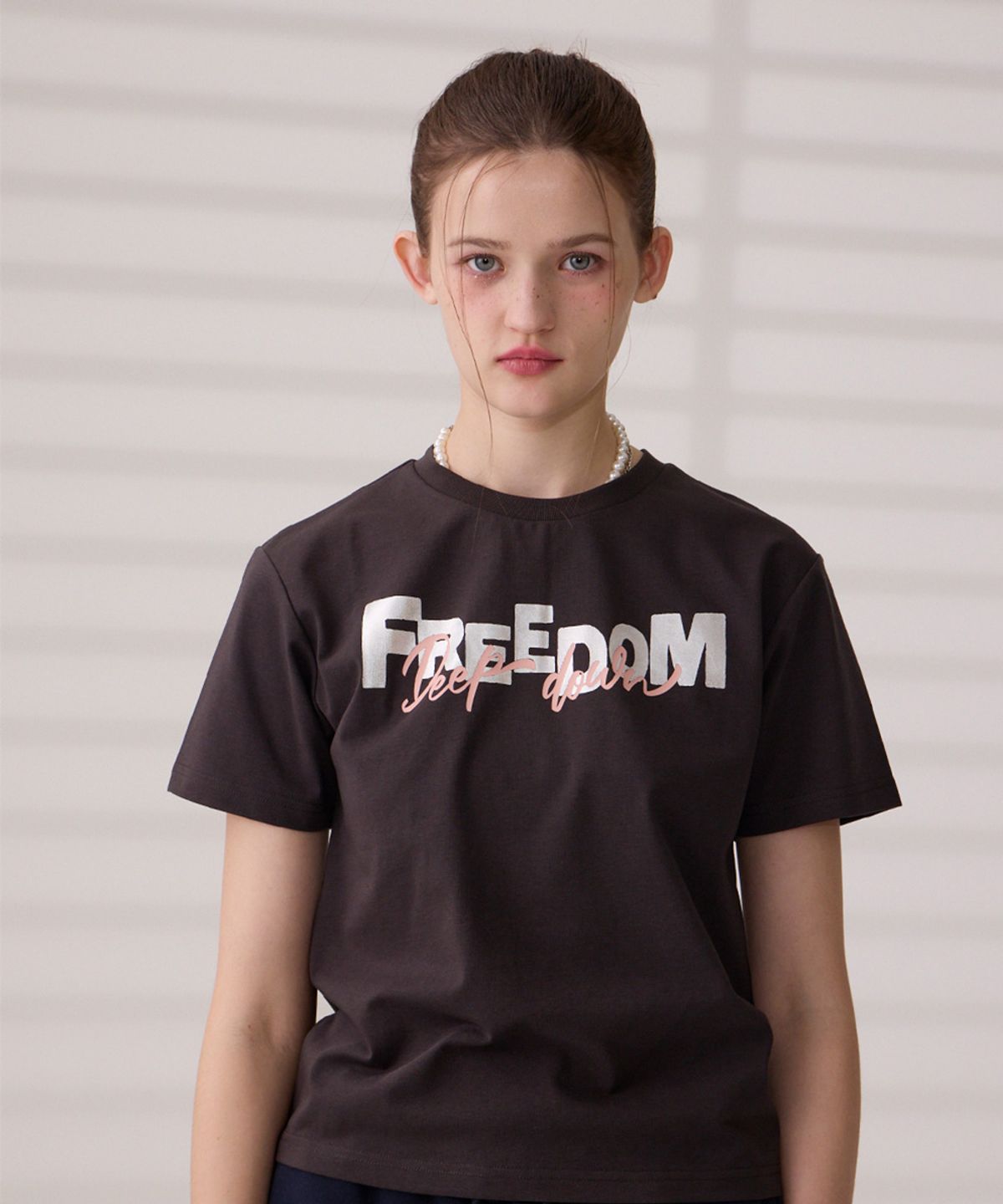 댕글드랍(DANGLEDROP) DGDP FREEDOM 세미 크롭 반팔티셔츠 차콜