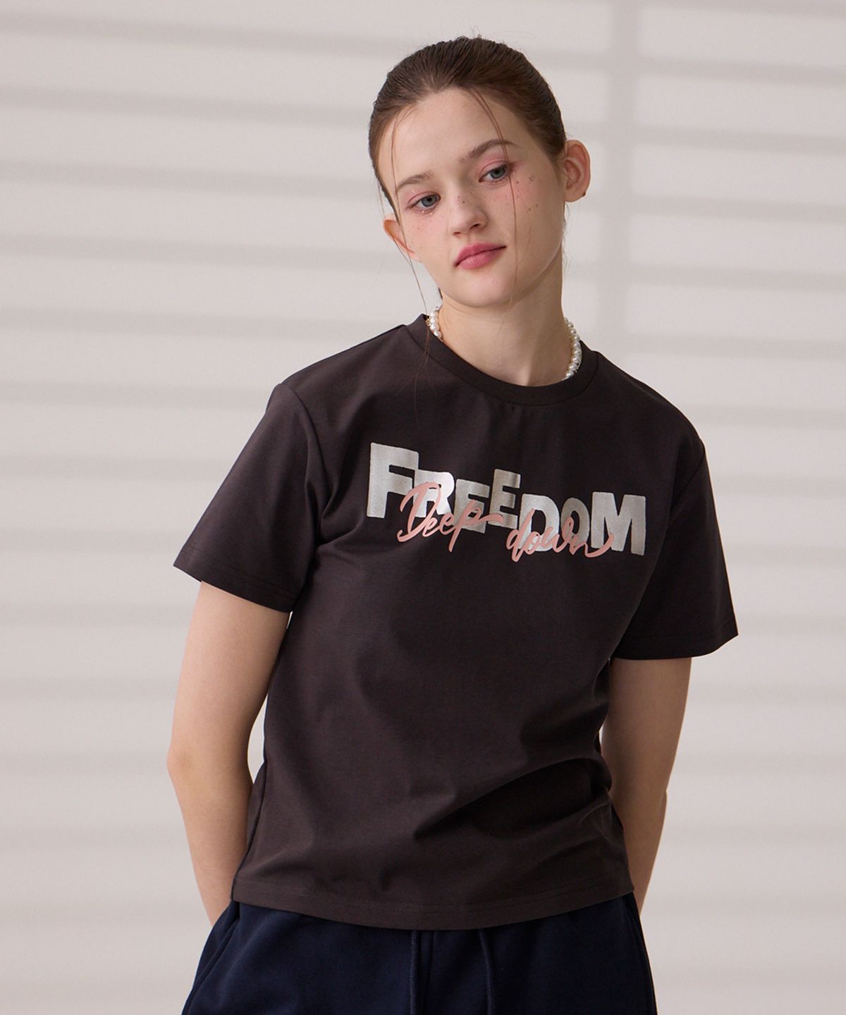 댕글드랍(DANGLEDROP) DGDP FREEDOM 세미 크롭 반팔티셔츠 차콜