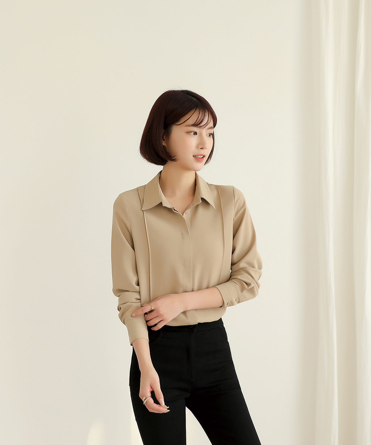 빼빼(BBAEBBAE) 핀턱디테일 세련된 카라넥 블라우스