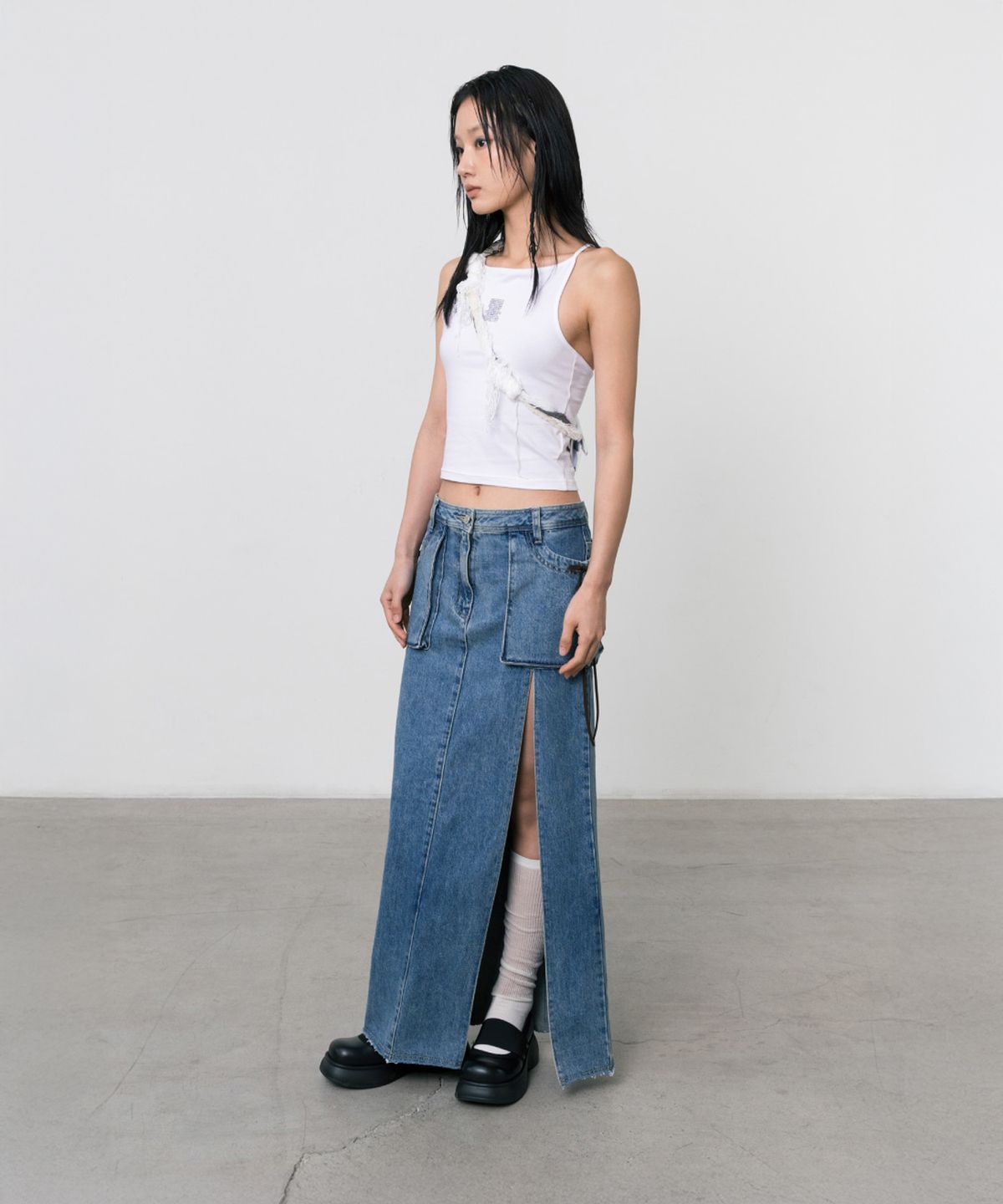 쓰리투에이티(THREE TO EIGHTY) SLIT DENIM MAXI SKIRT BLUE