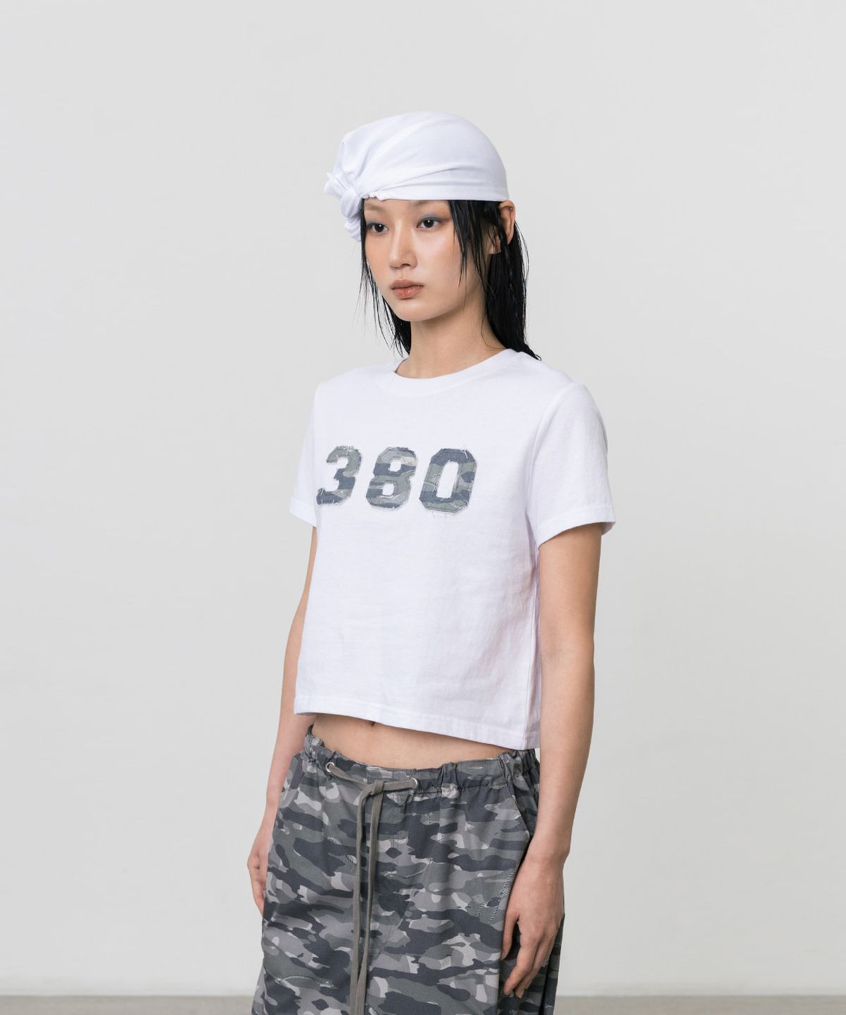 쓰리투에이티(THREE TO EIGHTY) 380 APPLIQUE TOP WHITE