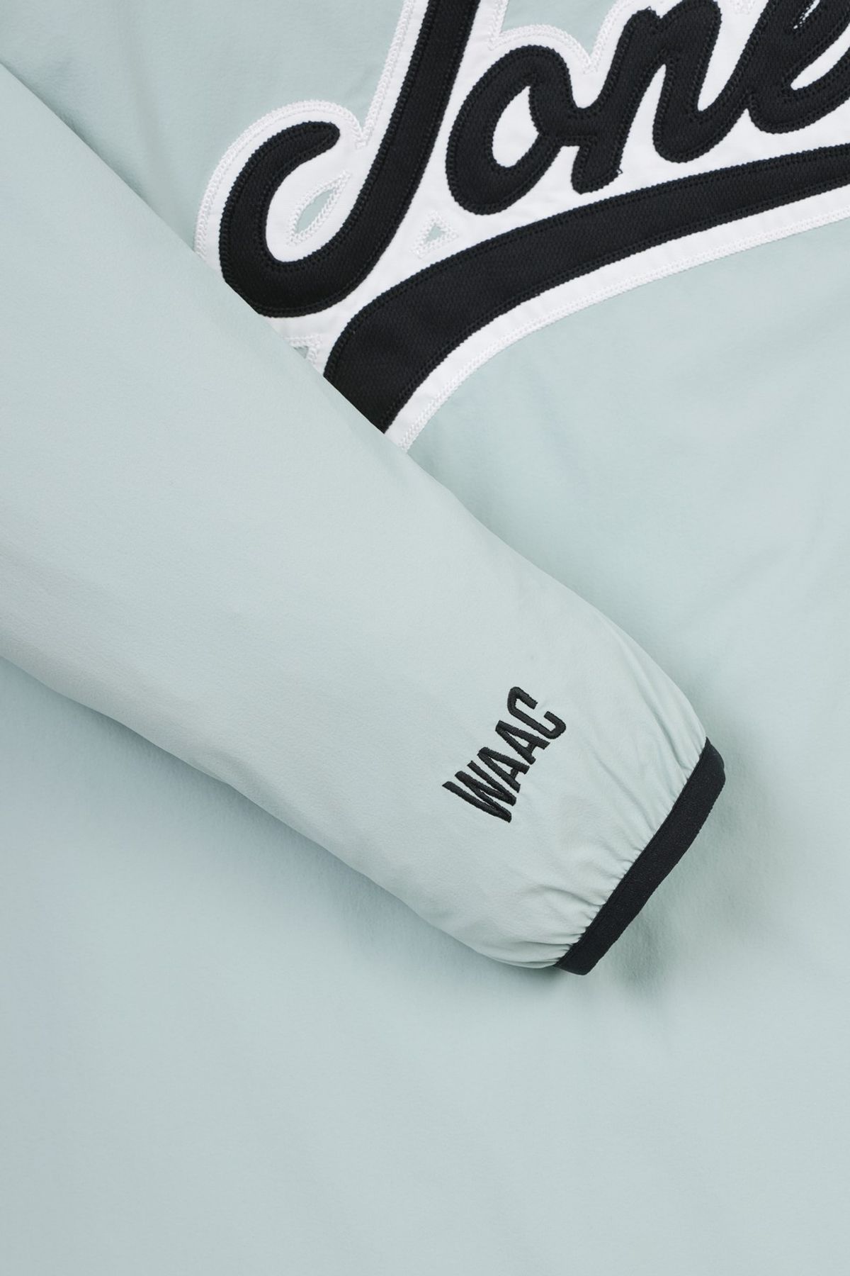 왁(WAAC) [WAAC X JONES] Men s Curved Logo Pullover_WMUAS25171MIX