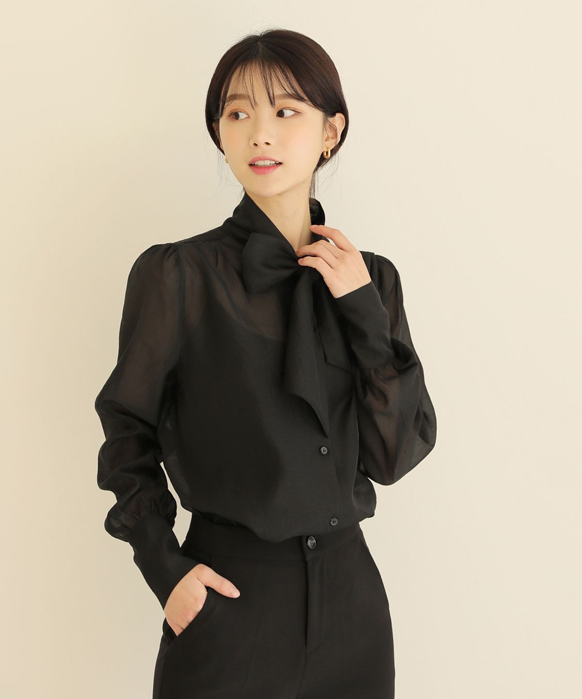빼빼(BBAEBBAE) 소매버튼 리본 시스루 블라우스