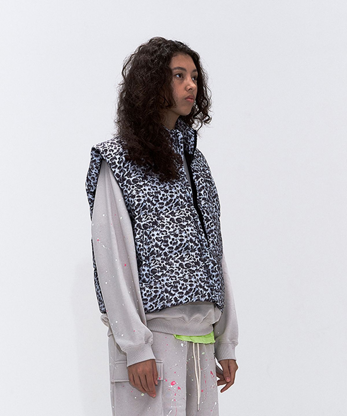 에르에르(ERER) Leopard Print Down Vest Gray