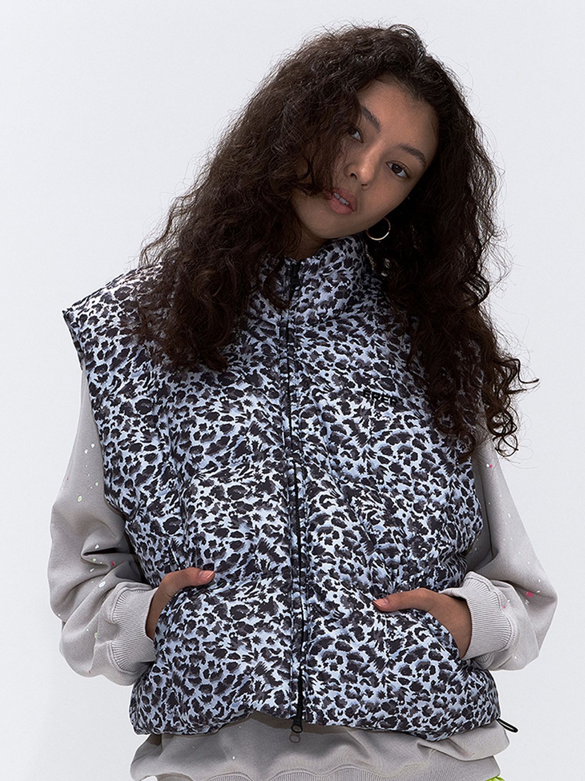 에르에르(ERER) Leopard Print Down Vest Gray