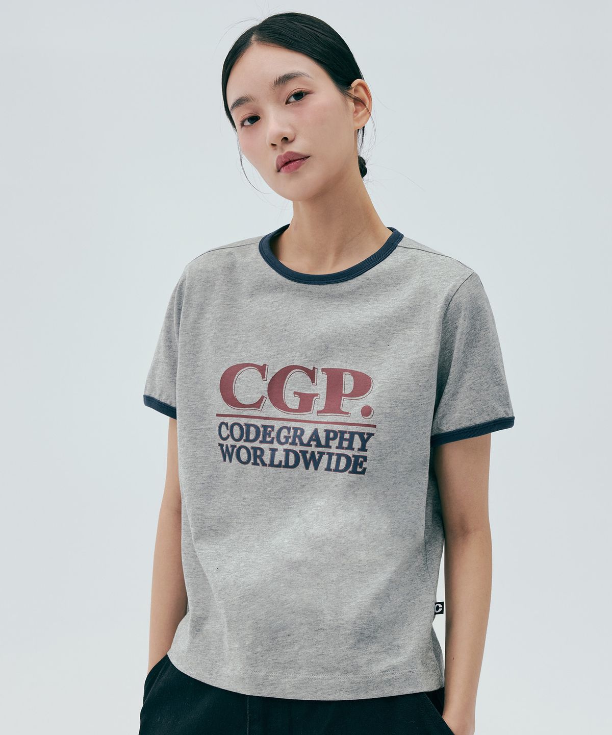 코드그라피(CGP) (우먼) 스퀘어 로고 링거 반소매 티셔츠_다크그레이