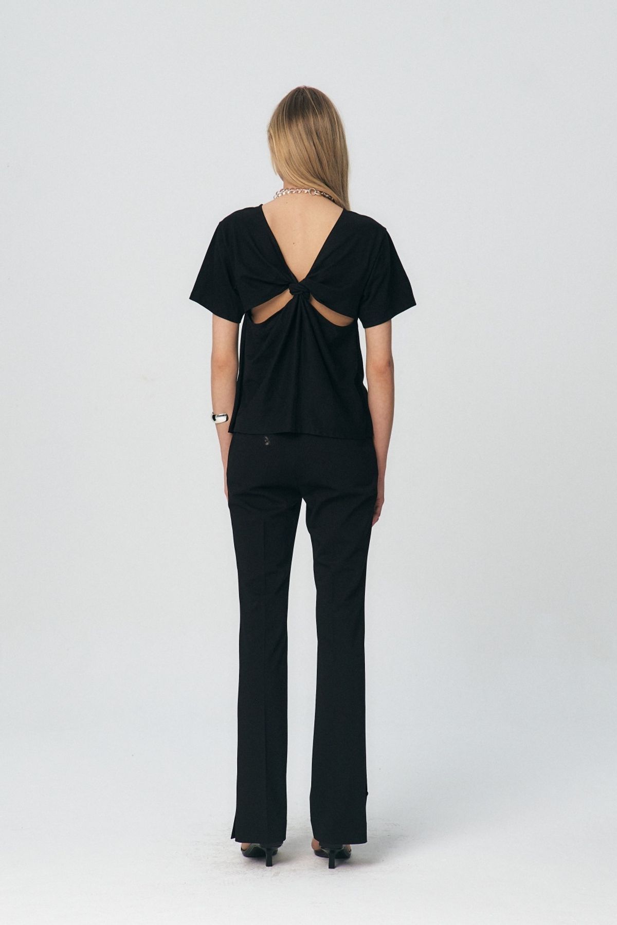 쿠메(KUMÉ) Twisted Back Detail T-shirt, Black