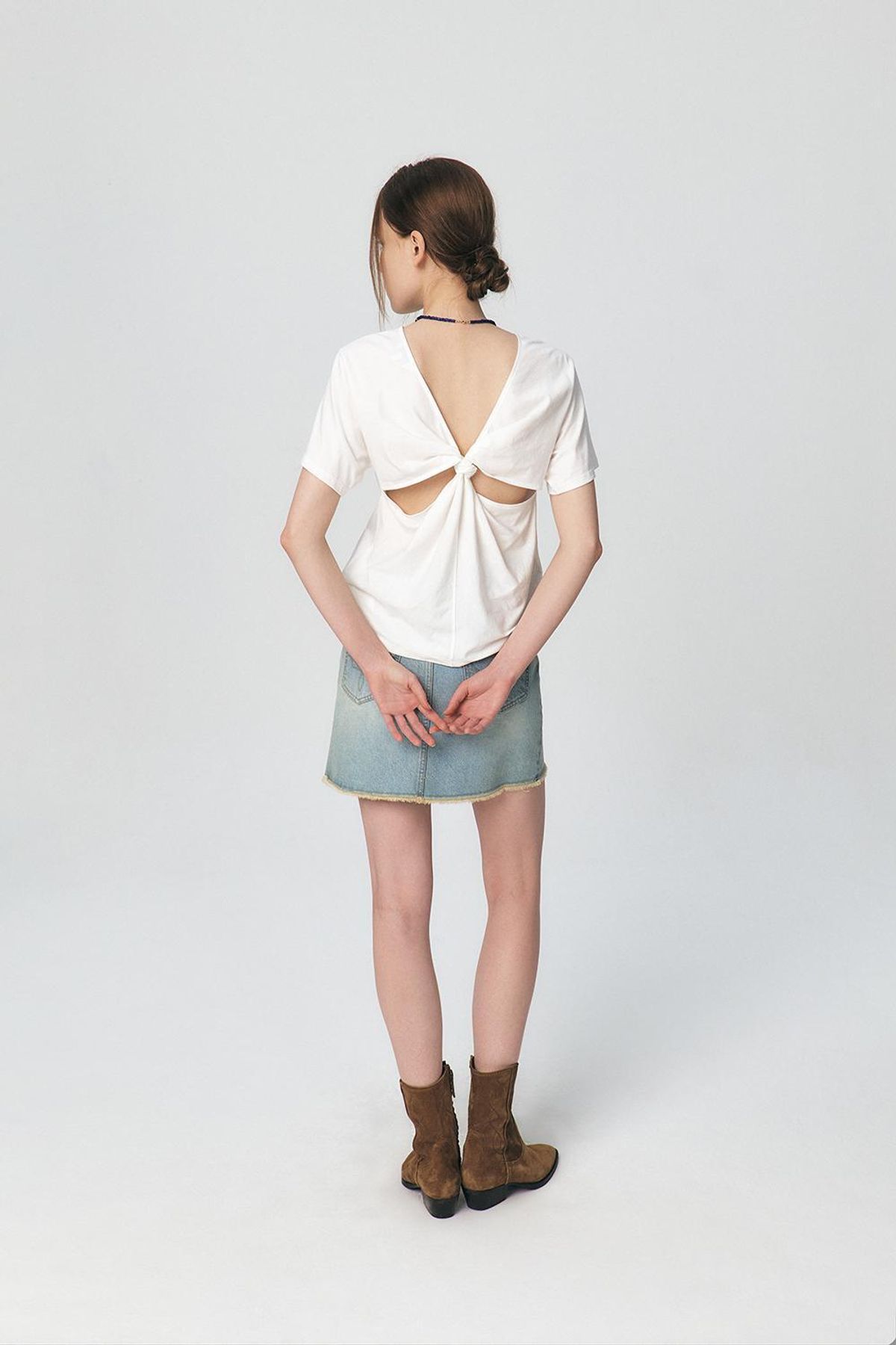쿠메(KUMÉ) Twisted Back Detail T-shirt, Ivory