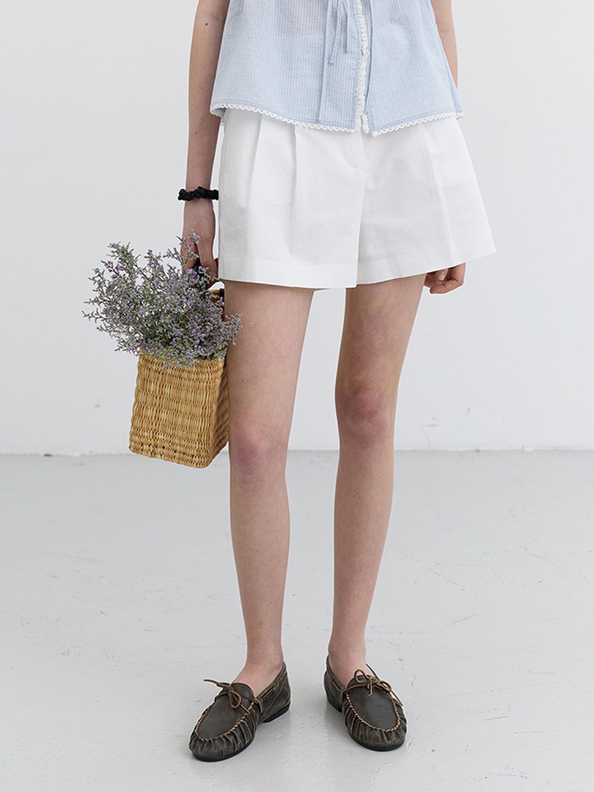 던스트(DUNST) DOUBLE PLEATED COTTON-LINEN SHORTS_UDPA5B231_WHITE