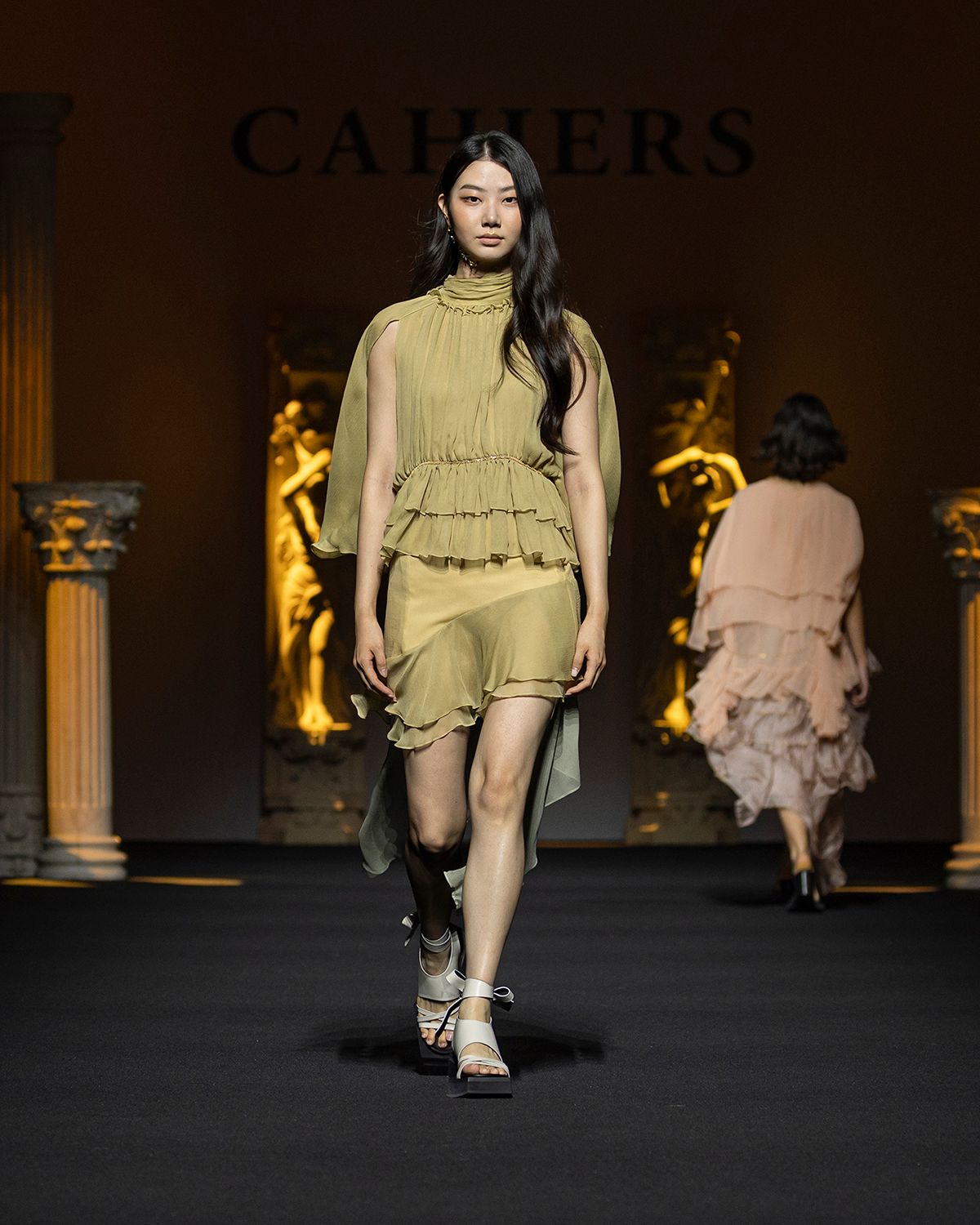 까이에(CAHIERS) 컷아웃 케이프 슬리브 실크 페플럼 블라우스_머스터드