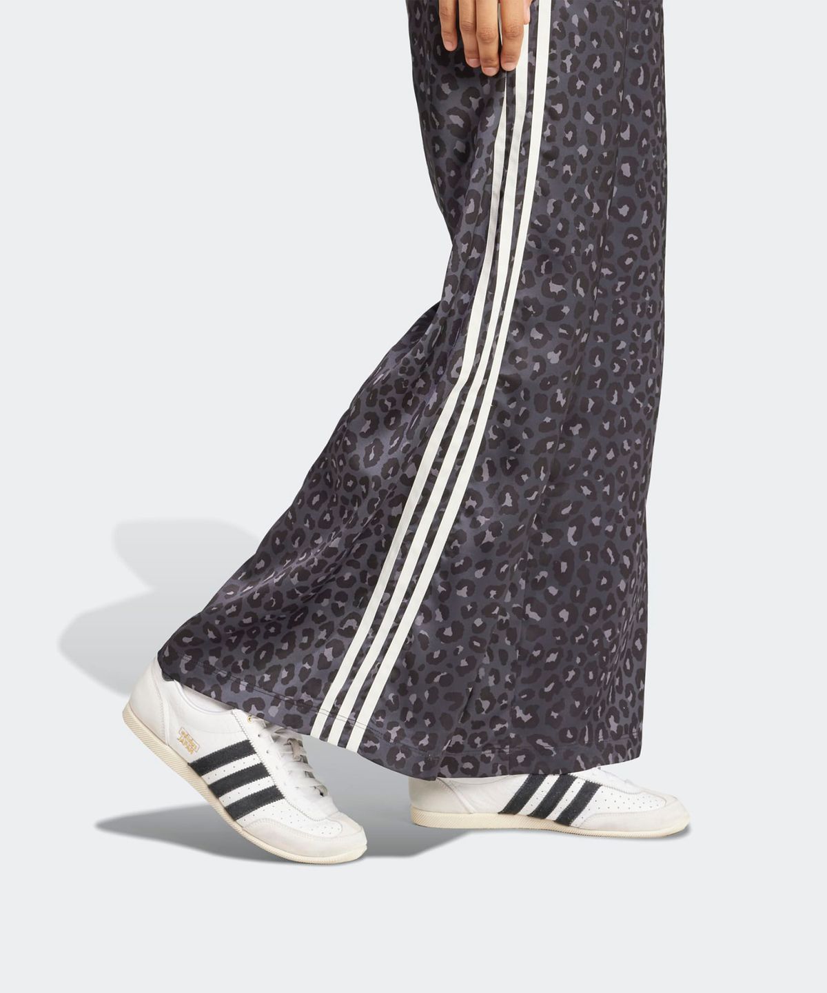 아디다스(ADIDAS) 와이드 레그 새틴 팬츠 - 레오파드:차콜 / KA2667