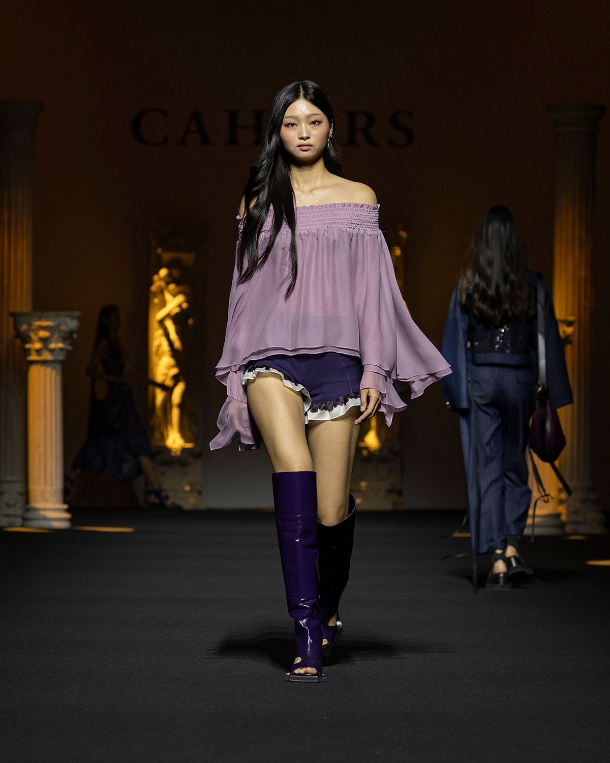 까이에(CAHIERS) 케이프 스타일 오프숄더 실크 블라우스