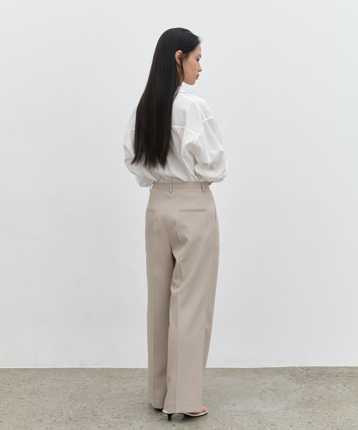 유라고(URAGO) Jules two-tuck wide slacks