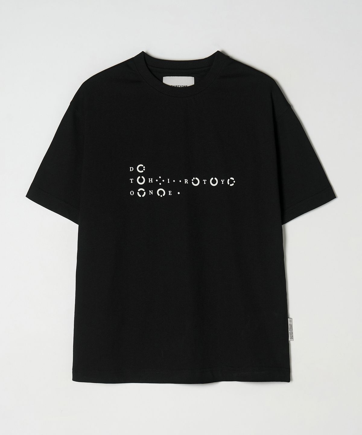 디써티원(DTHIRTYONE) (WOMAN) Alphabet Chart T-Shirt (Black)