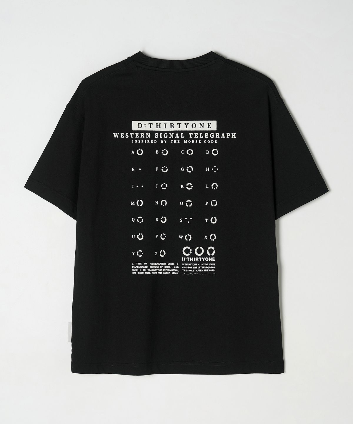 디써티원(DTHIRTYONE) (WOMAN) Alphabet Chart T-Shirt (Black)