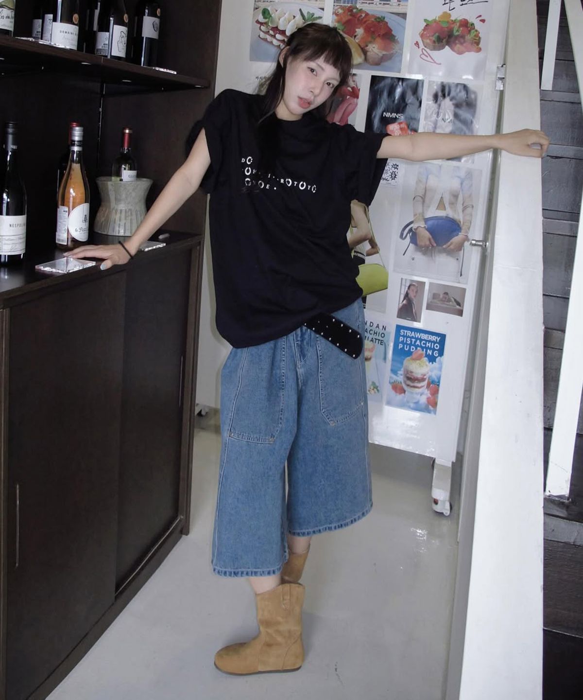 디써티원(DTHIRTYONE) (WOMAN) Alphabet Chart T-Shirt (Black)