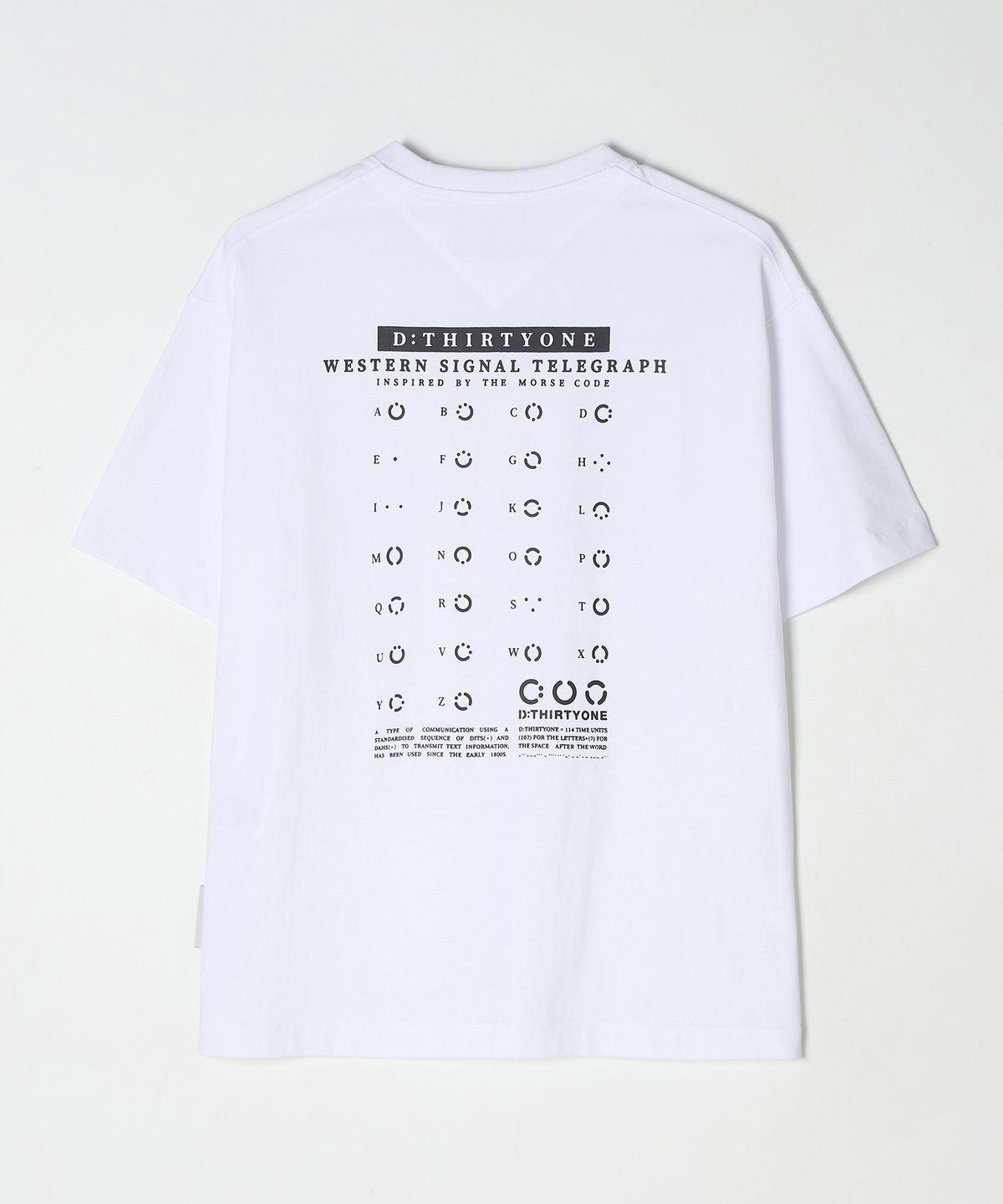 디써티원(DTHIRTYONE) Alphabet Chart T-Shirt (White)