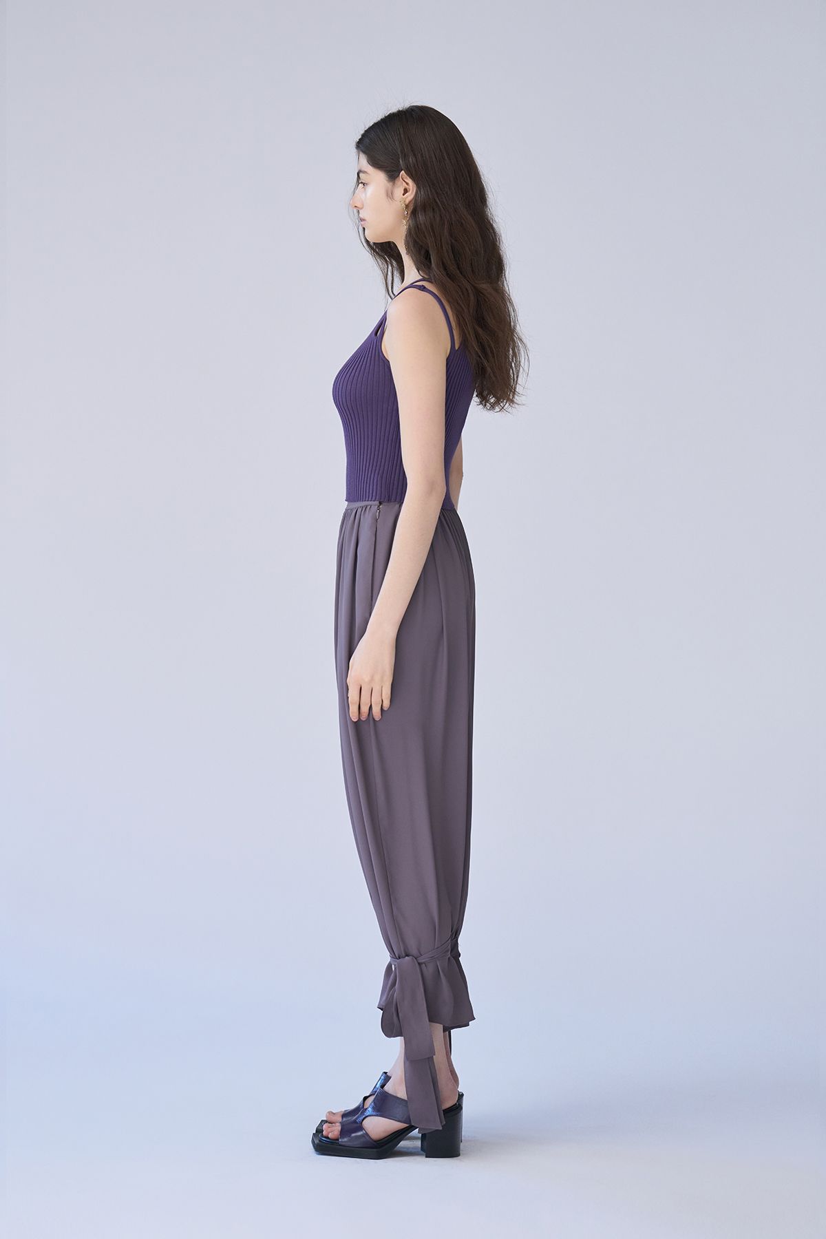 까이에(CAHIERS) 절개 포인트 리본 팬츠_그레이