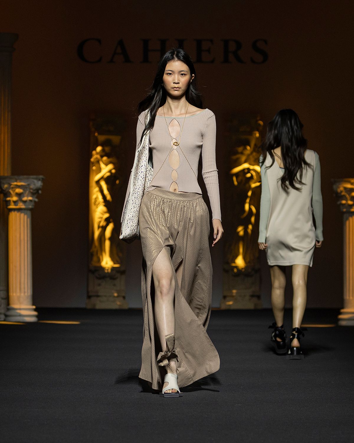 까이에(CAHIERS) 절개 포인트 리본 팬츠_골드 브라운