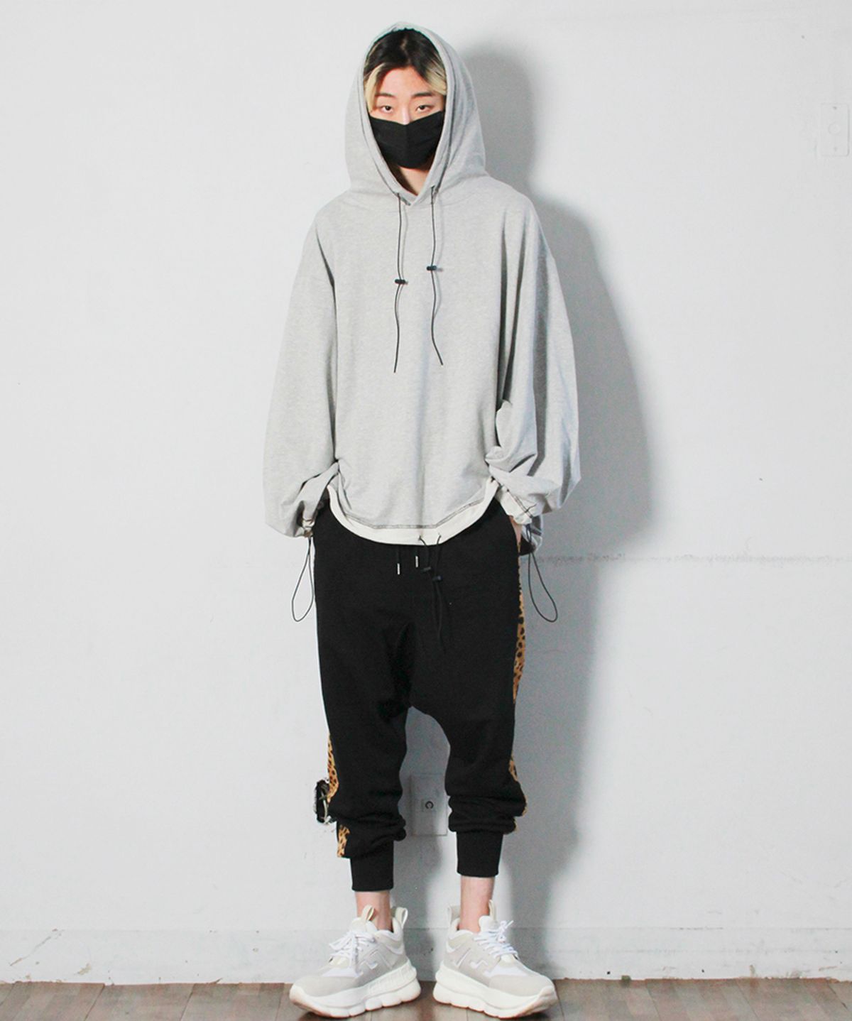 드마크(DEMARC) 호피 라인 배기핏 조거 팬츠 블랙