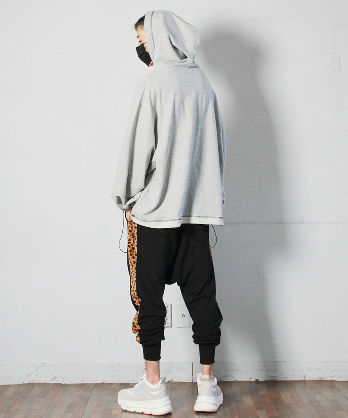 드마크(DEMARC) 호피 라인 배기핏 조거 팬츠 블랙
