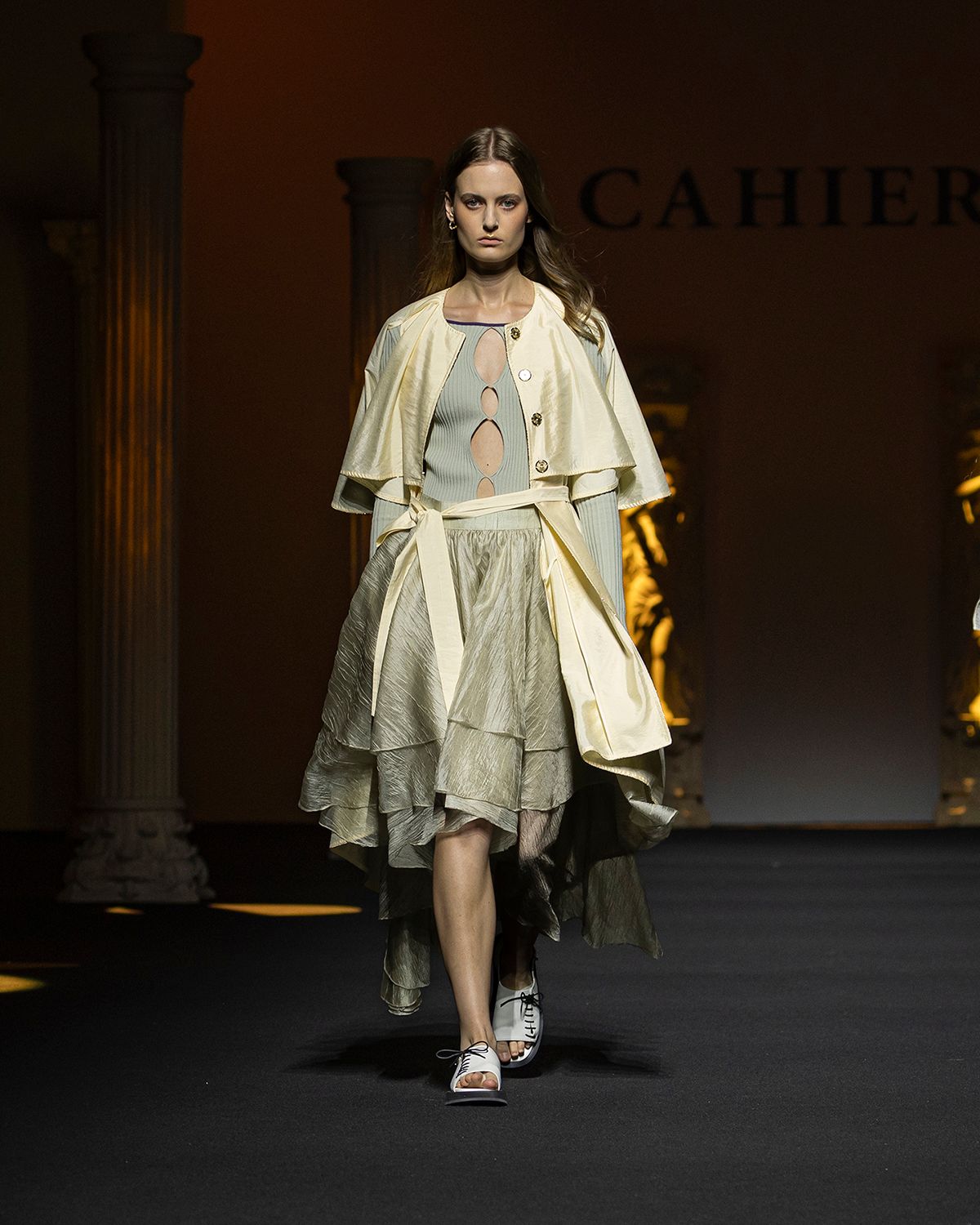 까이에(CAHIERS) 언밸런스 3단 티어드 롱 스커트_카키