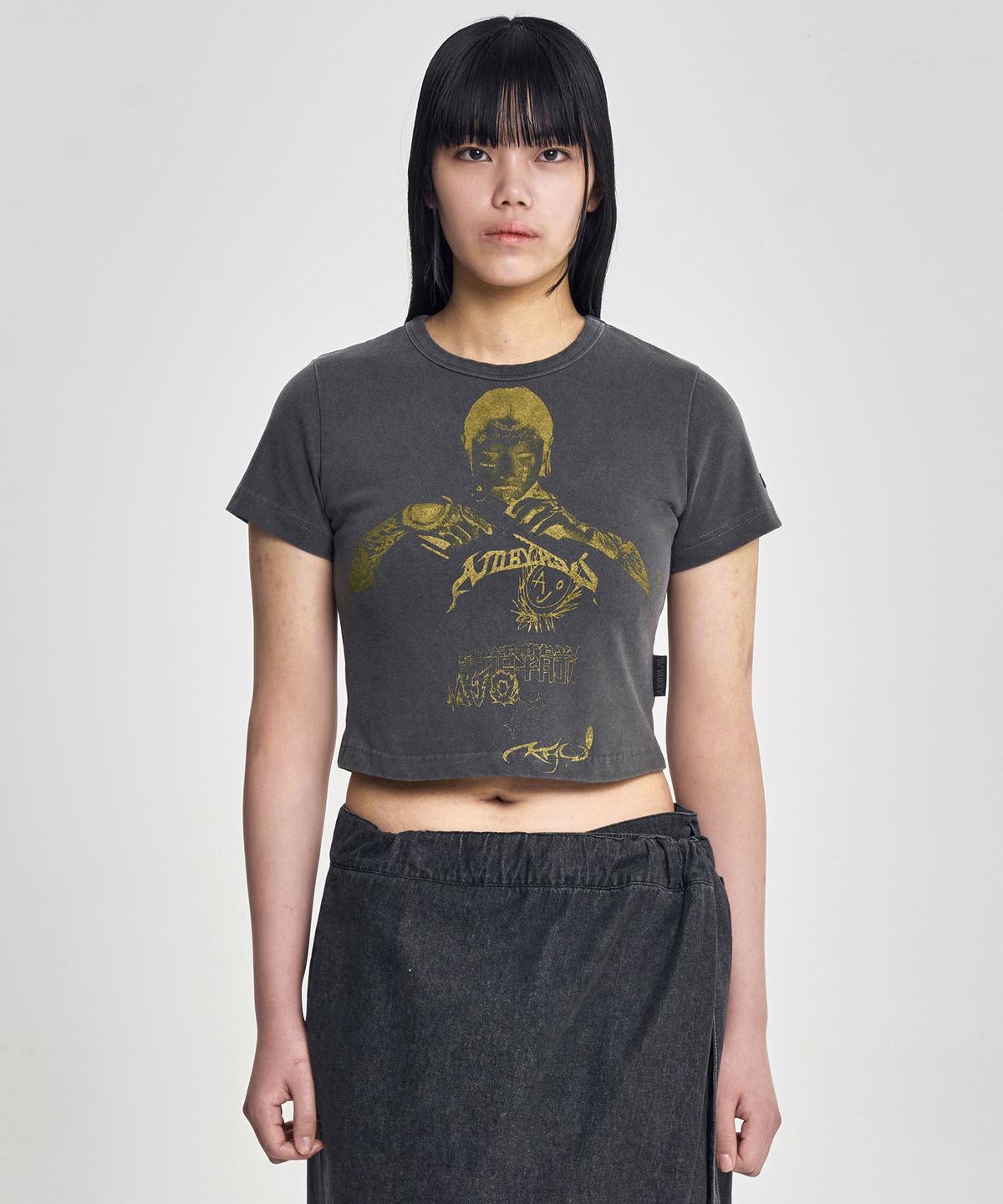 아조바이아조(AJOBYAJO) Pseudo Knight Cropped T-Shirt [CHARCOAL]
