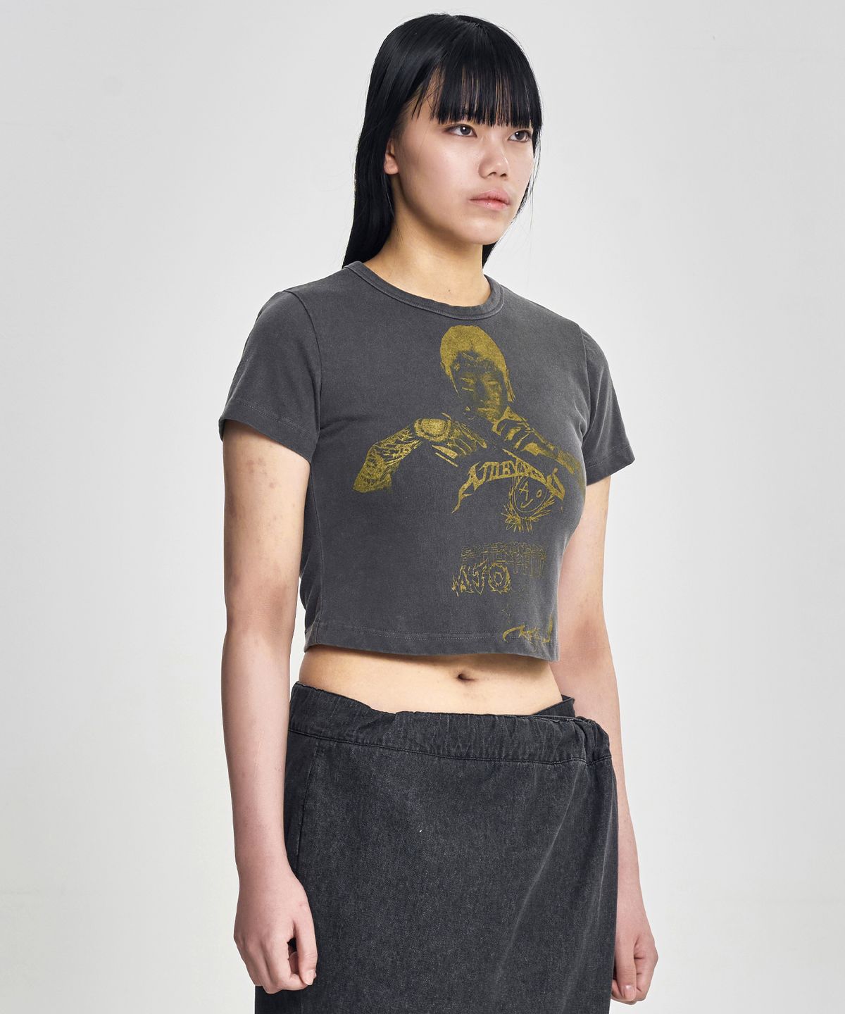 아조바이아조(AJOBYAJO) Pseudo Knight Cropped T-Shirt [CHARCOAL]