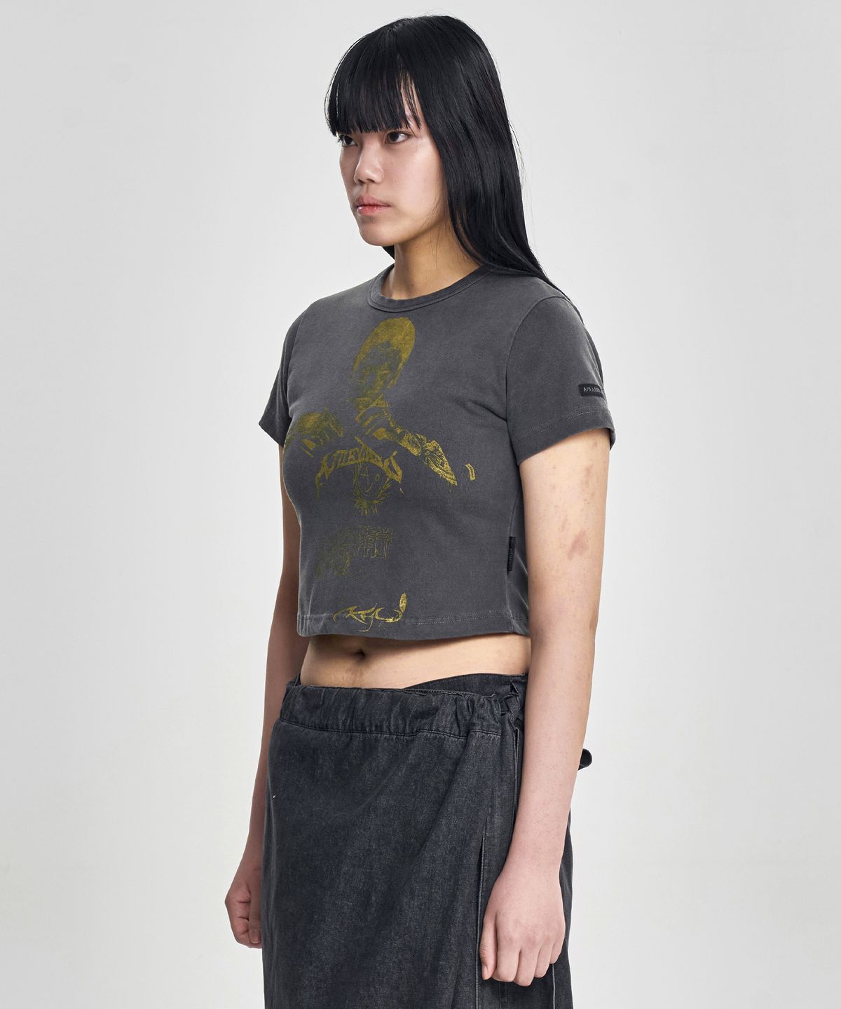 아조바이아조(AJOBYAJO) Pseudo Knight Cropped T-Shirt [CHARCOAL]
