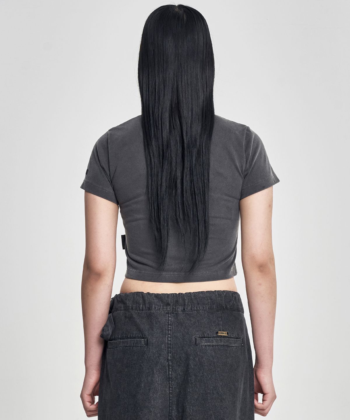아조바이아조(AJOBYAJO) Pseudo Knight Cropped T-Shirt [CHARCOAL]