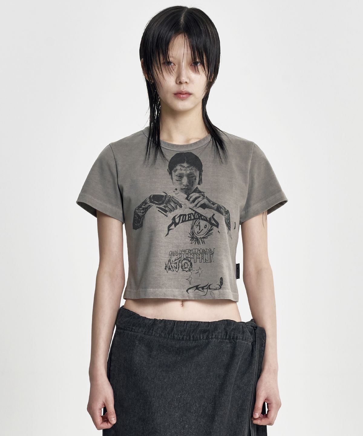 아조바이아조(AJOBYAJO) Pseudo Knight Cropped T-Shirt [DUSTY BEIGE]