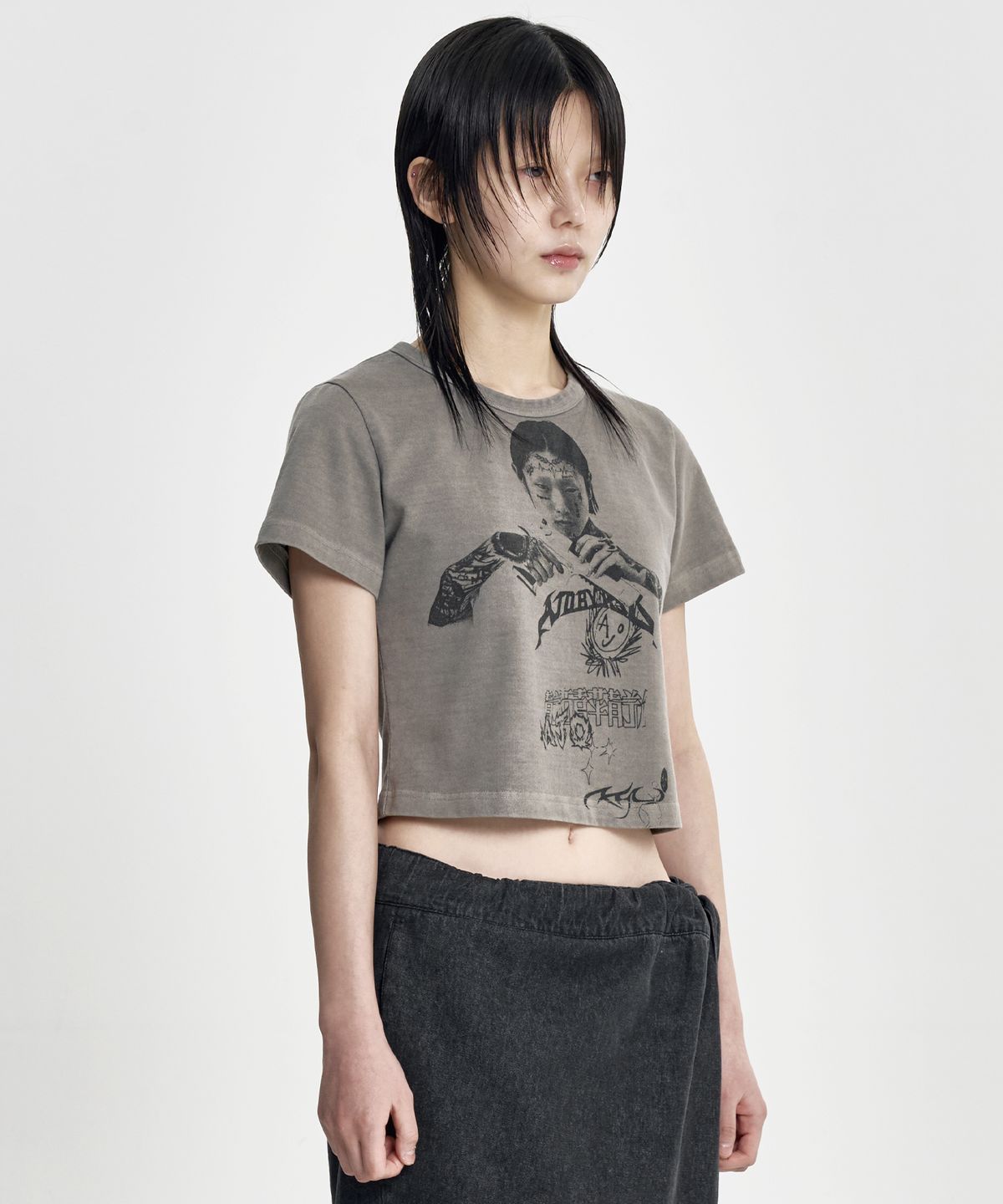 아조바이아조(AJOBYAJO) Pseudo Knight Cropped T-Shirt [DUSTY BEIGE]