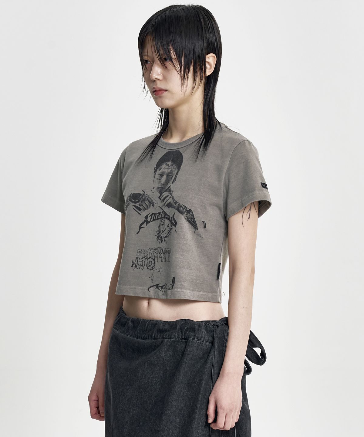 아조바이아조(AJOBYAJO) Pseudo Knight Cropped T-Shirt [DUSTY BEIGE]