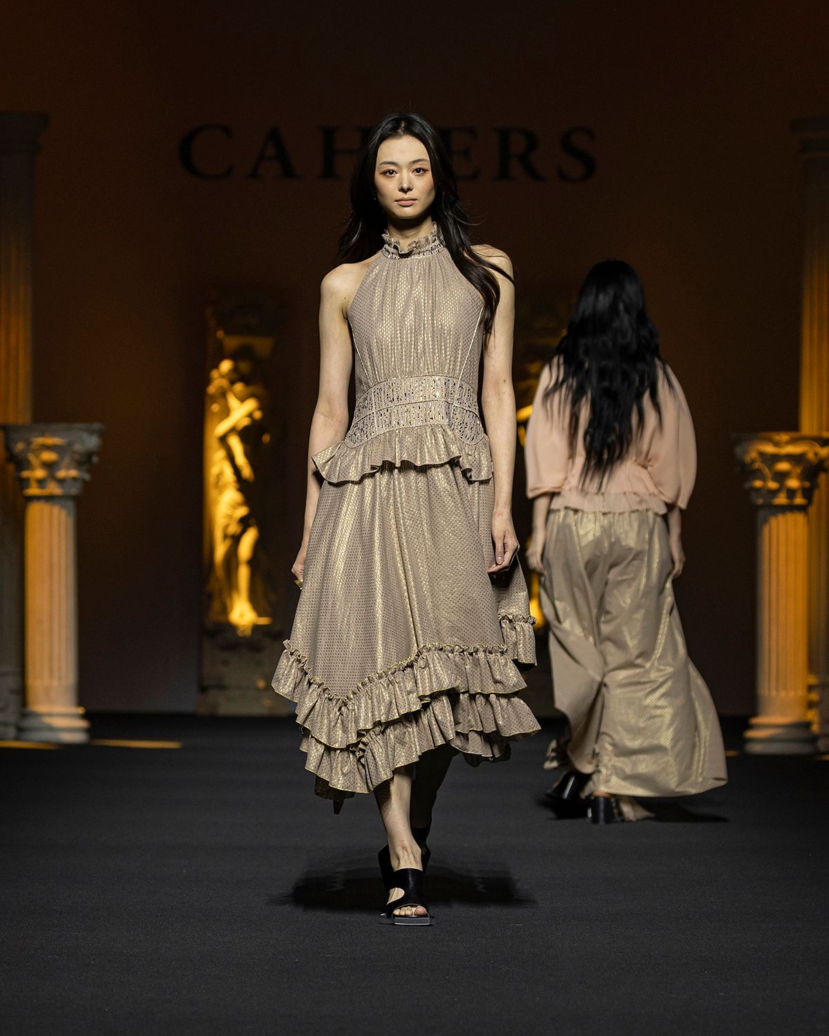 까이에(CAHIERS) 홀터넥 2단 언밸런스 원피스