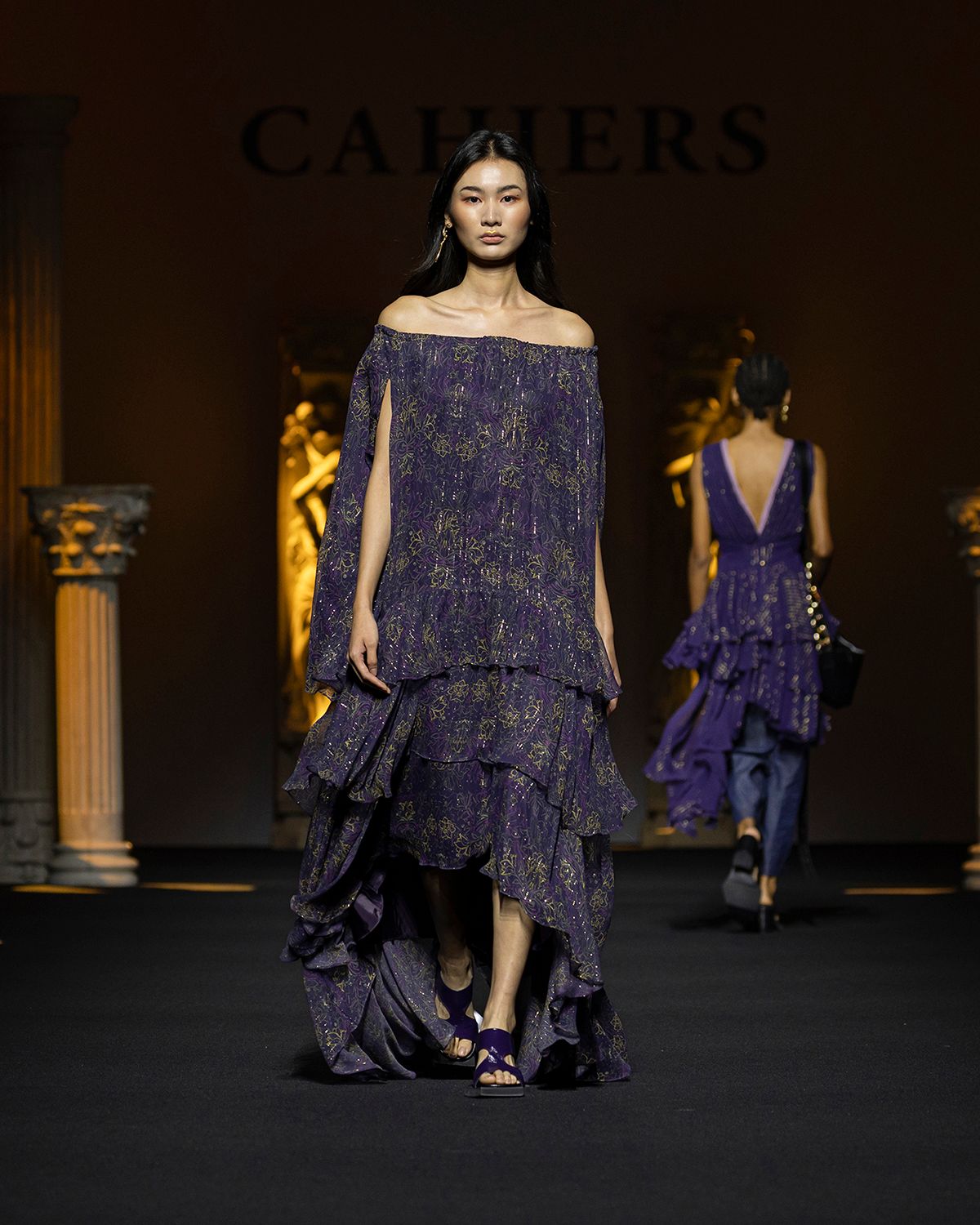 까이에(CAHIERS) 페이즐리 프린트 오프숄더 언밸런스 티어드 맥시 원피스