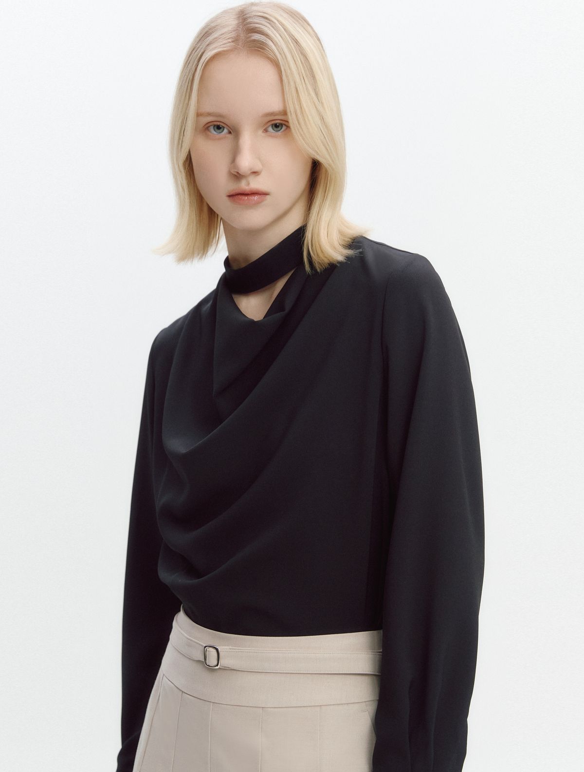 그레이데시온(GRAYDATION) Hole Band Collar Cowl Neck Blouse BLACK