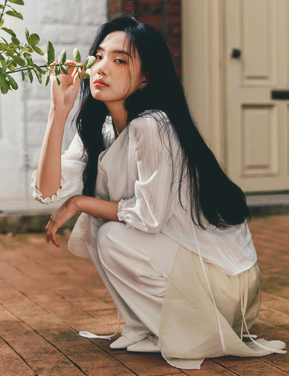 로엠(ROEM) 브이넥 스트랩 블라우스 RMBLF25R98