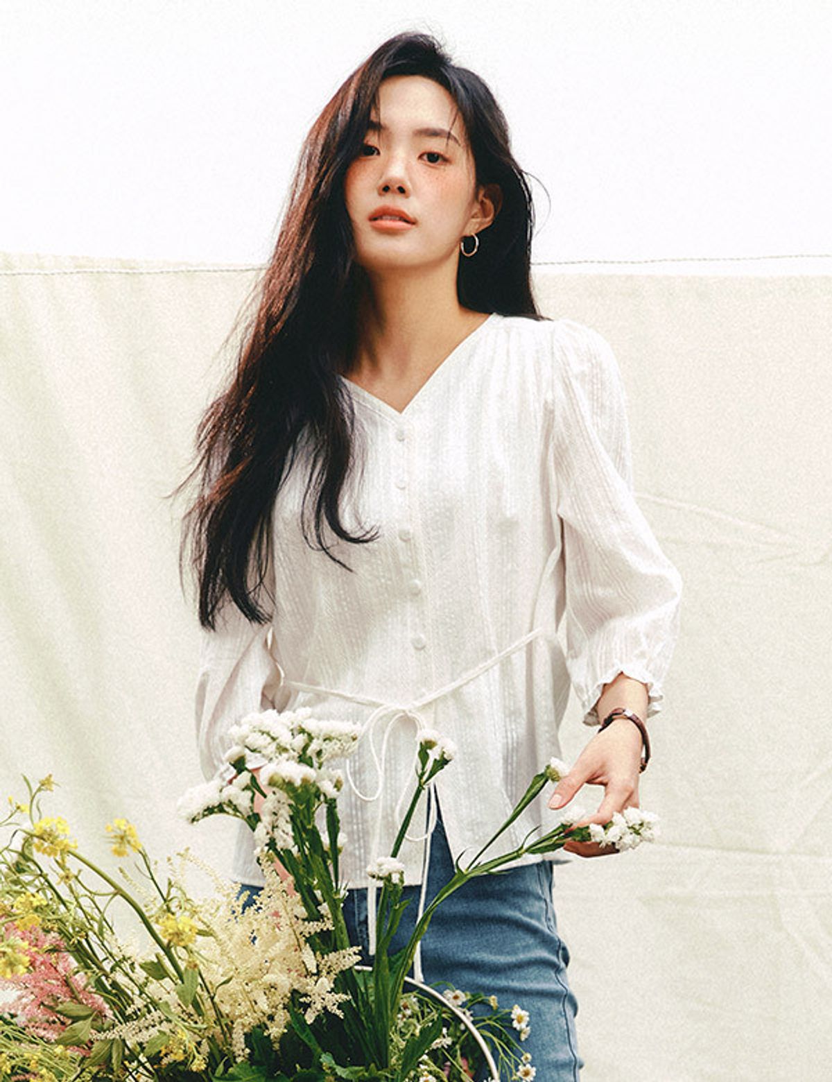 로엠(ROEM) 브이넥 스트랩 블라우스 RMBLF25R98