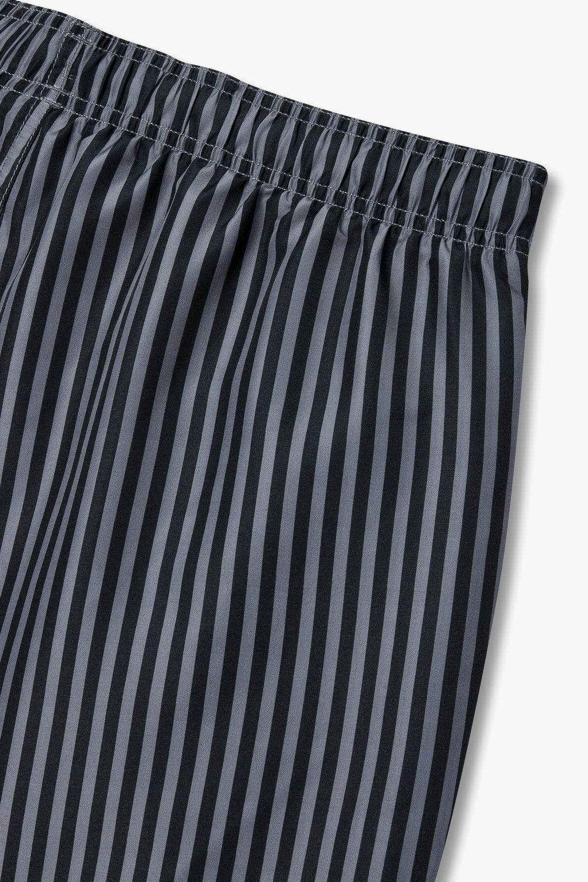 엠포리오 아르마니 언더웨어(EMPORIO ARMANI UNDERWEAR) 남성 스트라이프 패턴 스윔 쇼츠 _블랙 0815121004