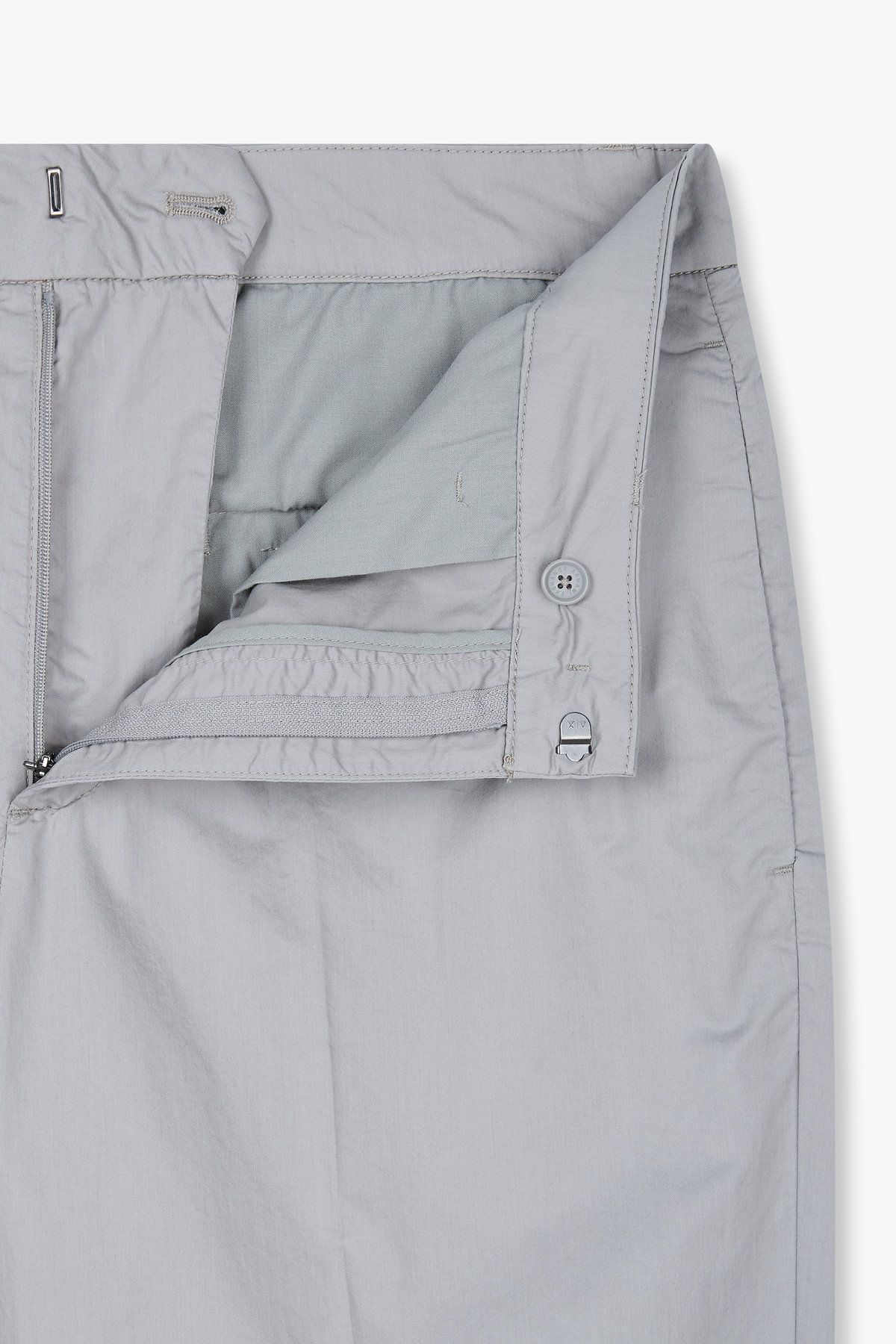 아르마니 익스체인지(ARMANI EXCHANGE) 남성 백 메탈 로고 코튼 치노 팬츠 _그레이 A415142017