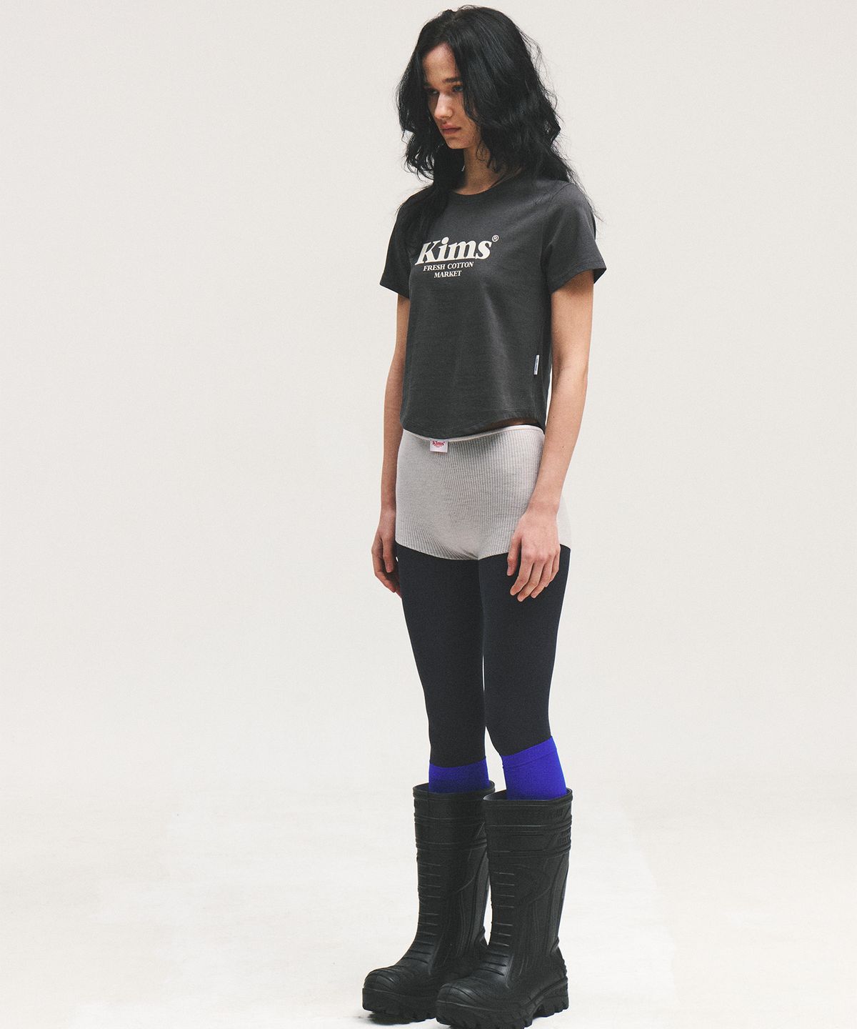 킴스 프레시 코튼 마켓(KIMS FRESH COTTON MARKET) (Unisex) Kims Bam Logo Tee Charcoal