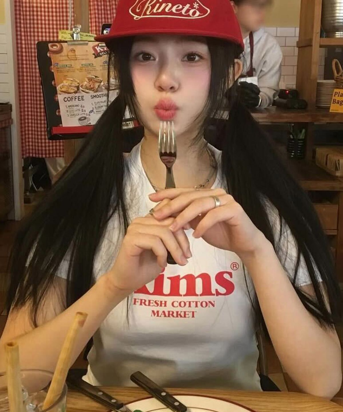 킴스 프레시 코튼 마켓(KIMS FRESH COTTON MARKET) (Unisex) Kims Bam Logo Tee White(red)