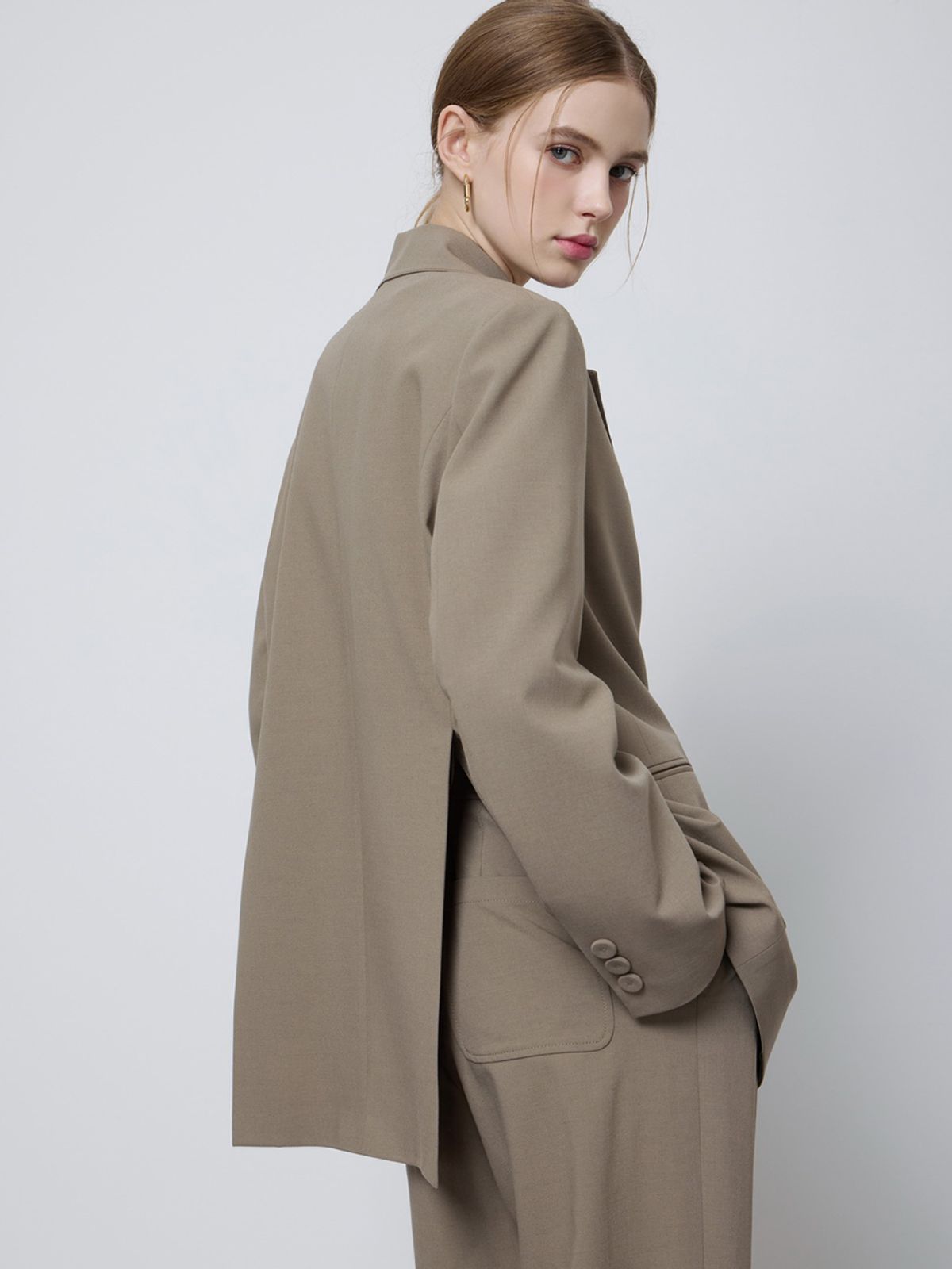 엘유브이엠(LUVM) TAILORED BOXY JACKET_KHAKI