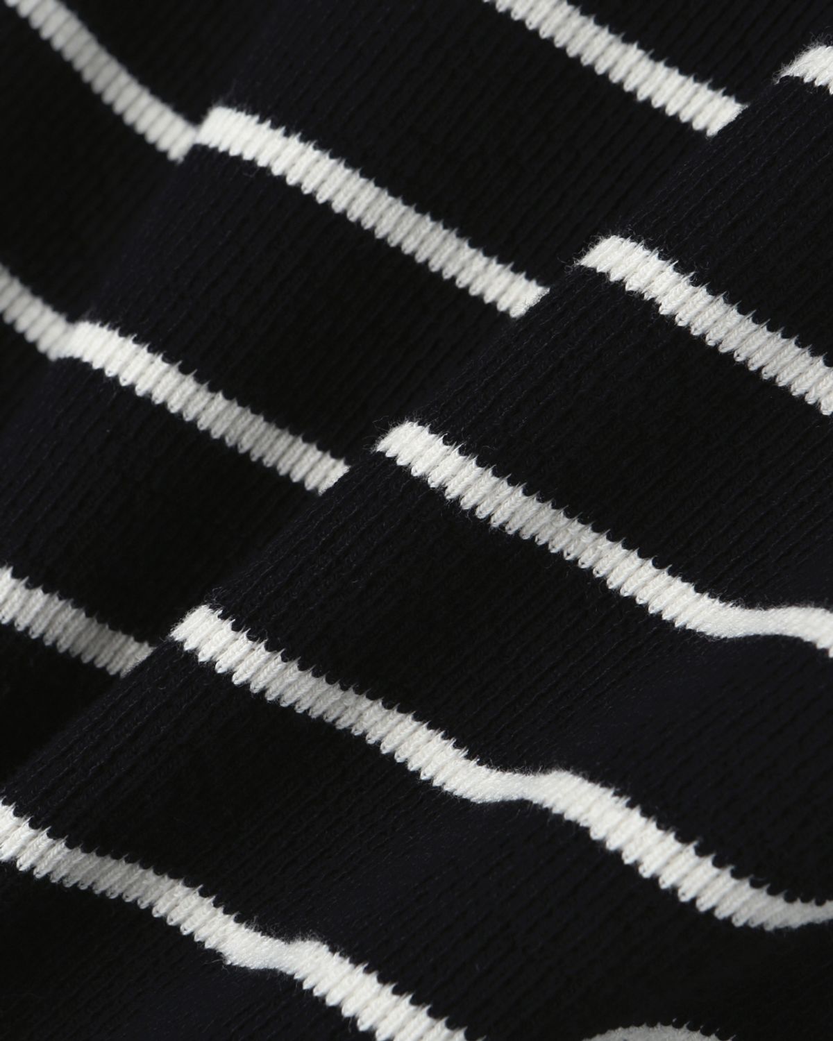 비슬로우(BESLOW) SLIM FIT STRIPE T-SHIRTS BLACK