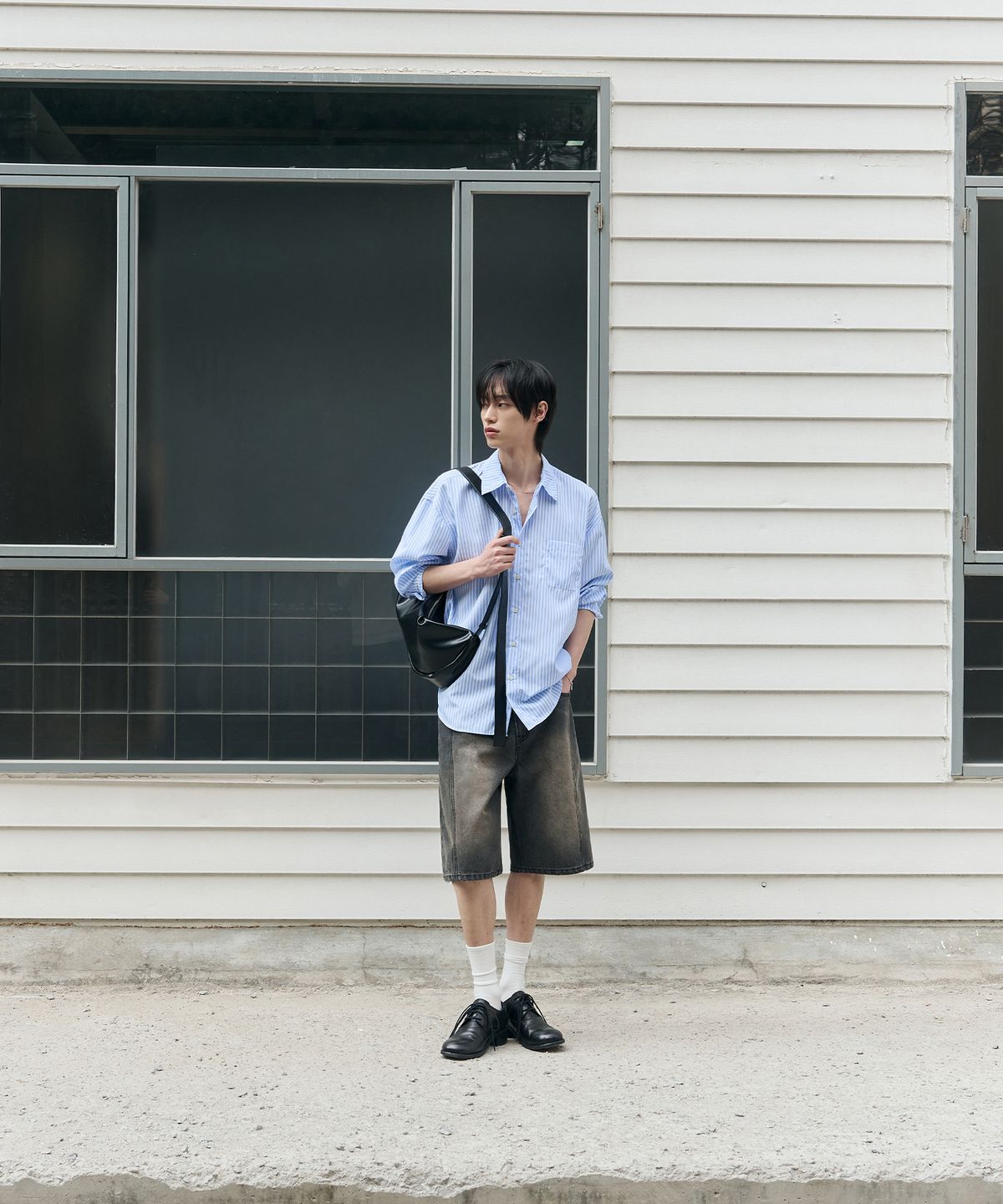 아워데이즈(OURDAYZ) 웨이비 커브드 버뮤다 데님 팬츠 [BLACK]