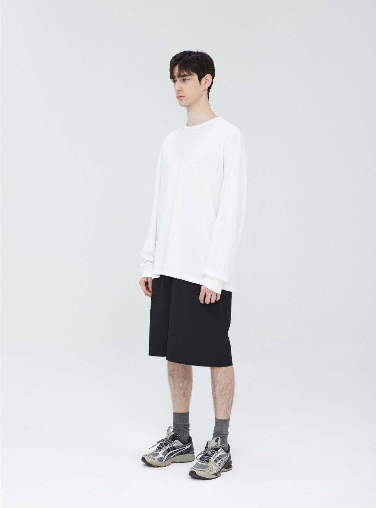 아디브(ADIV) 베이직 롱슬리브 티셔츠 화이트