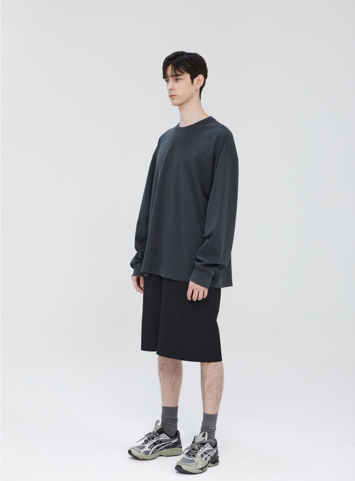 아디브(ADIV) 베이직 롱슬리브 티셔츠 차콜