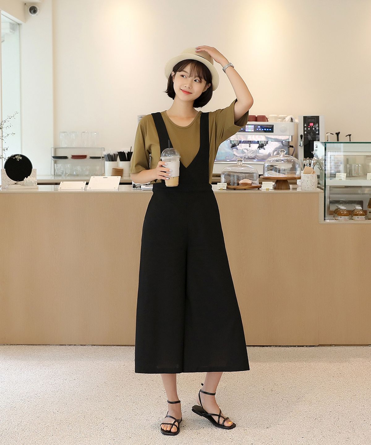 빼빼(BBAEBBAE) 브이 슬리브리스 린넨 와이드 점프수트