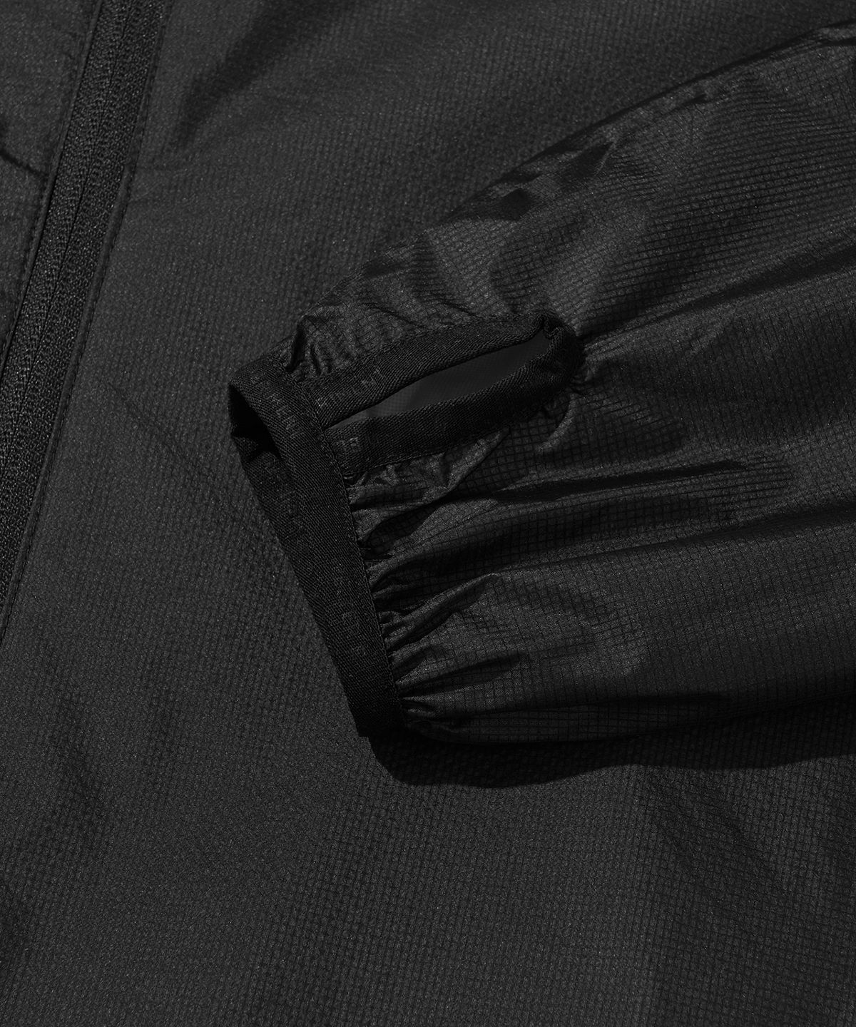 웰터 익스페리먼트(WELTER EXPERIMENT) ANEMOI LIGHT WINDBREAKER_BLACK