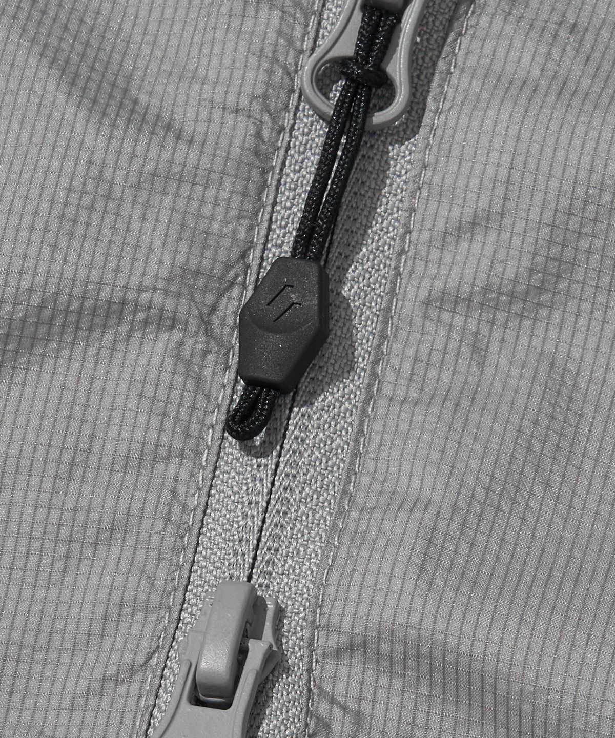 웰터 익스페리먼트(WELTER EXPERIMENT) ANEMOI LIGHT WINDBREAKER_GRAY
